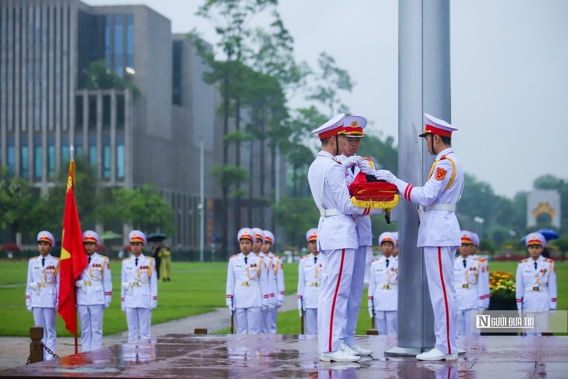 Trong khi lễ treo cờ rủ diễn ra mọi hoạt động trên quảng trường tạm dừng.