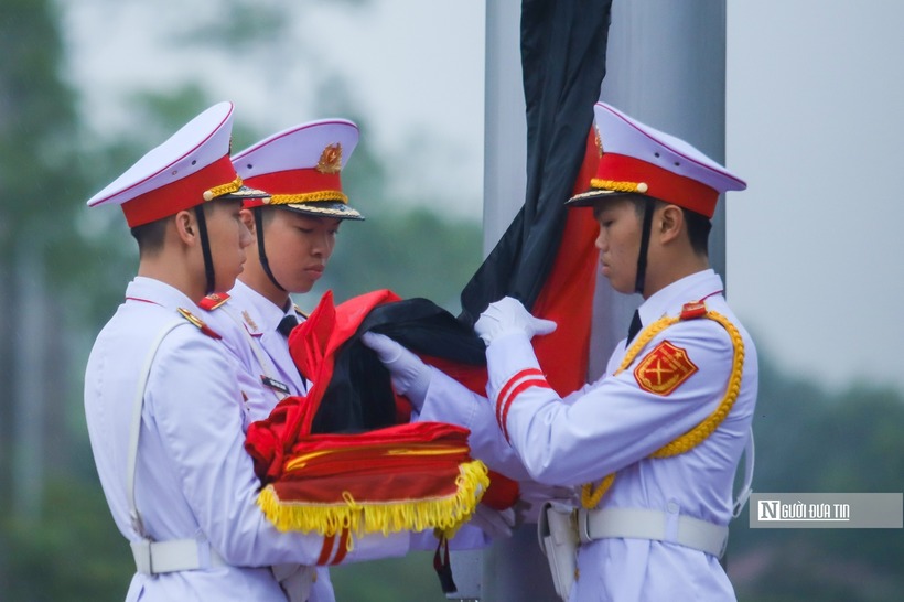 Theo quy định, cờ rủ trong Lễ Quốc tang là Quốc kỳ có dải băng đen với kích thước bằng 1/10 chiều rộng và chiều dài bằng chiều dài lá cờ.