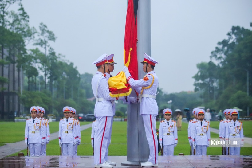 Cờ chỉ được treo đến 2/3 cột với băng vải đen buộc để cờ không bay.