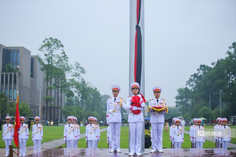 Đúng 6h ngày 24/5, nghi lễ thượng cờ rủ thiêng liêng đã diễn ra.