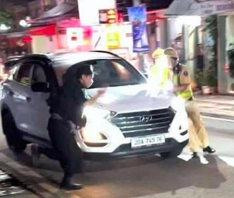 Nguyễn Văn Huy điều khiển xe quay đầu bỏ chạy, cố tình lao thẳng vào Tổ công tác