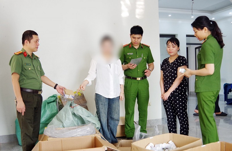 Công an tỉnh Thái Nguyên kiểm tra cơ sở sản xuất thuốc giả. Ảnh: Thanh Niên