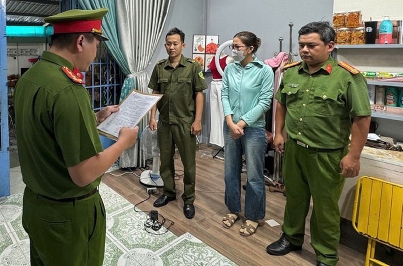 Cơ quan CSĐT Công an tỉnh Bà Rịa - Vũng Tàu tống đạt quyết định khởi tố vụ án, khởi tố bị can đối với L.T.A.T. Ảnh: Tiền Phong