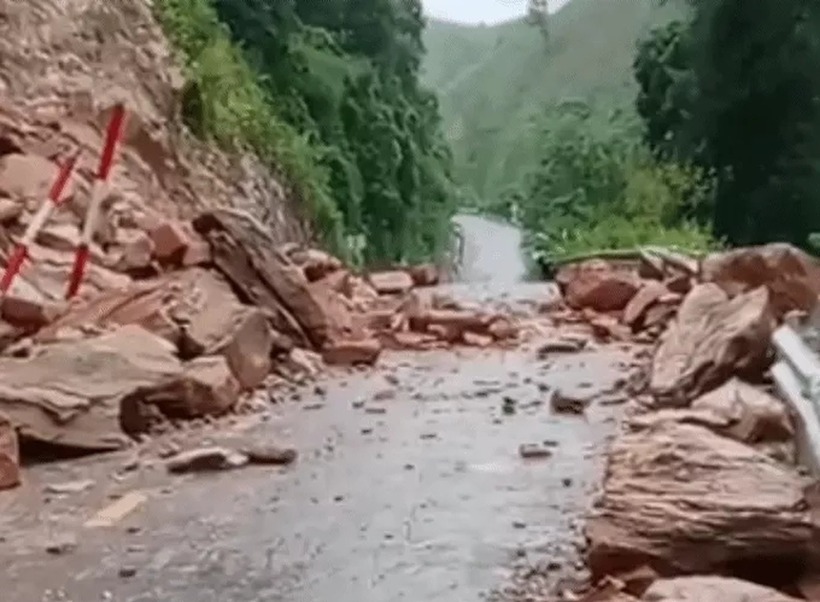 Hiện trường núi sạt lở trên cung đường Mường Típ - Mường Ải. (Ảnh: Dân trí)