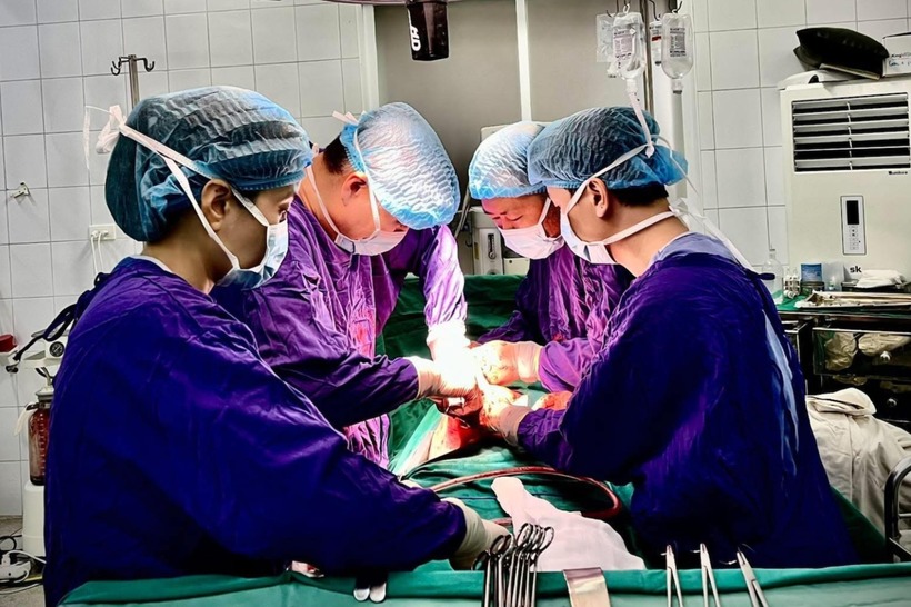 Phẫu thuật cấp cứu bệnh nhân. Ảnh: VietNamNet