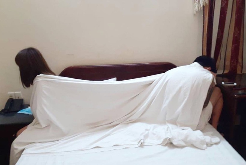 Cặp đôi đang "vui vẻ" bị bắt quả tang. Ảnh minh họa
