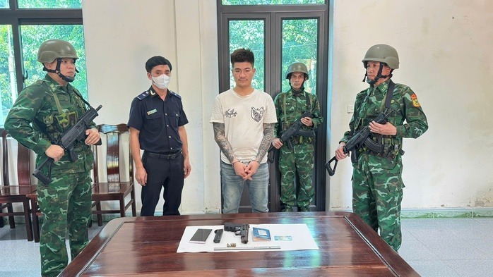 Đối tượng Phong cùng tang vật. Ảnh: Người lao động