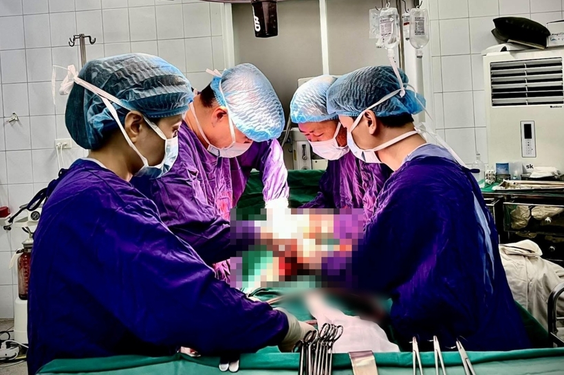 Các bác sĩ tiến hành phẫu thuật cho người bệnh. Ảnh: VietNamNet