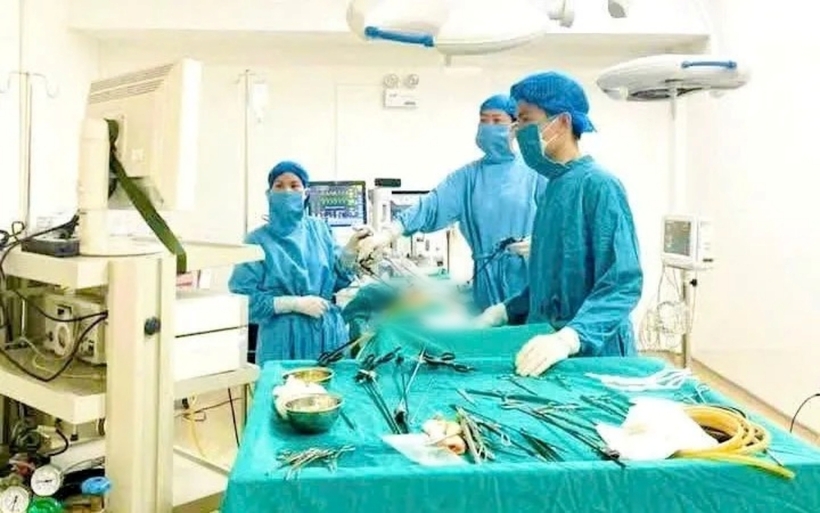 Sau 45 phút phẫu thuật, ekip đã bóc tách thành công khối u. Ảnh minh họa: Thời báo VTV