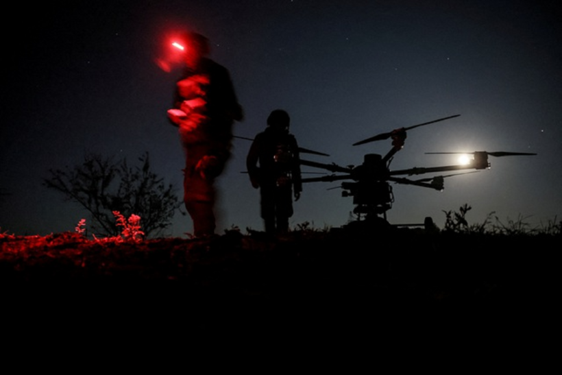 Binh sĩ Ukraine bên cạnh một UAV chiến đấu. Ảnh: Reuters