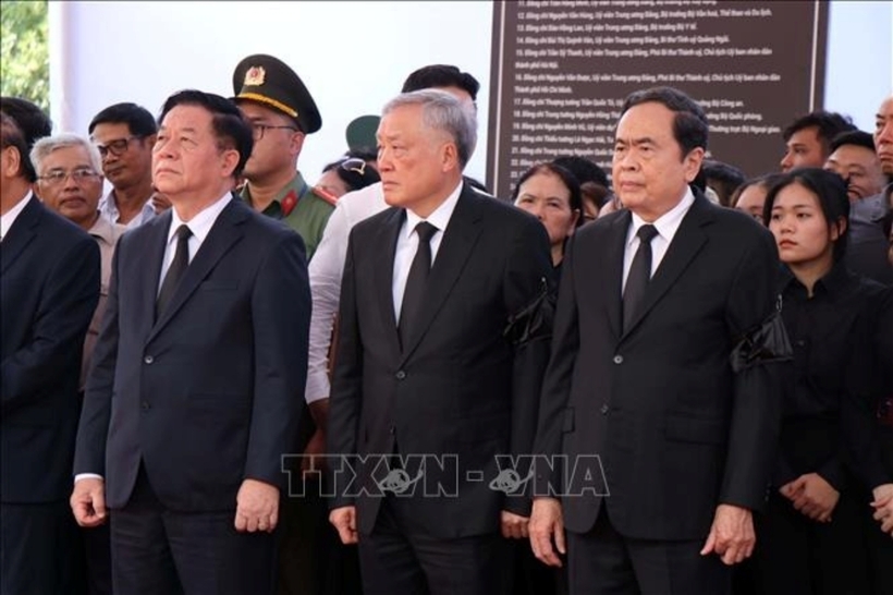 Các đồng chí lãnh đạo Đảng, Nhà nước, Quốc hội đón tại nghĩa trang xã Phổ Khánh. Ảnh: Phạm Cường/TTXVN