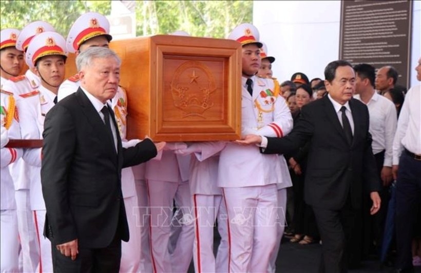 Các đồng chí lãnh đạo Đảng, Nhà nước, Quốc hội đưa Linh cữu Nguyên Chủ tịch nước Trần Đức Lương vào nghĩa trang xã Phổ Khánh. Ảnh: Phạm Cường/TTXVN