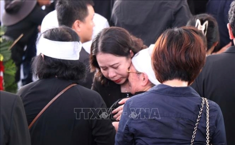 Phó Chủ tịch nước Võ Thị Ánh Xuân chia buồn cùng người thân gia đình nguyên Chủ tịch nước Trần Đức Lương. Ảnh: Phạm Cường/TTXVN