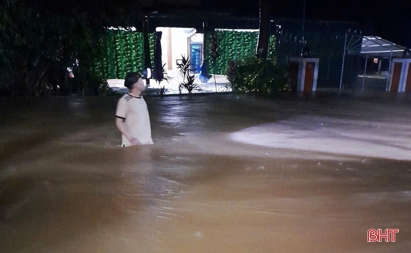 Theo tin từ Đài Khí tượng thủy văn Hà Tĩnh, trong nhiều giờ qua (từ 20h ngày 24/5 đến 4h ngày 25/5), khu vực Hà Tĩnh đã có mưa to đến rất to. Riêng địa bàn huyện Cẩm Xuyên, lượng mưa ở khu vực hồ Kẻ Gỗ lên đến 433mm. Một số nơi như: xã Cẩm Hưng 234mm, hồ sông Rác 257mm, hồ Thượng Tuy 270,8mm...