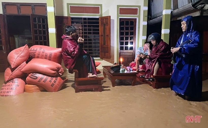 Mưa lớn nhiều giờ khiến lũ trên các sông lên nhanh. Vào lúc 3h sáng 25/5, tràn tự do tại hồ Bộc Nguyên đã vận hành, mực nước vượt cao trình ngưỡng tràn +1,35m, lượng nước đổ về hồ Bộc Nguyên cũng khá lớn. Lũ lên nhanh gây ngập lụt một số xã trên địa bàn huyện Cẩm Xuyên, đặc biệt là 2 xã nằm dưới vùng hồ Kẻ Gỗ: Cẩm Mỹ, Cẩm Duệ.