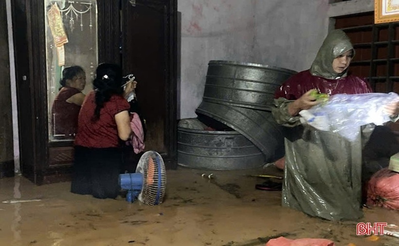 Nhiều tài sản và lúa, hoa màu, gà, vịt bị chìm trong nước. Lãnh đạo UBND huyện Cẩm Xuyên thông tin thêm, trong đêm 24 và sáng 25/5, đã huy động lực lượng công an, quân sự, đội xung kích sơ tán người già, trẻ em tại các xã bị lũ, ngập nước. Đồng thời, giúp người dân kê cao tài sản, sơ tán tài sản lên nơi cao.