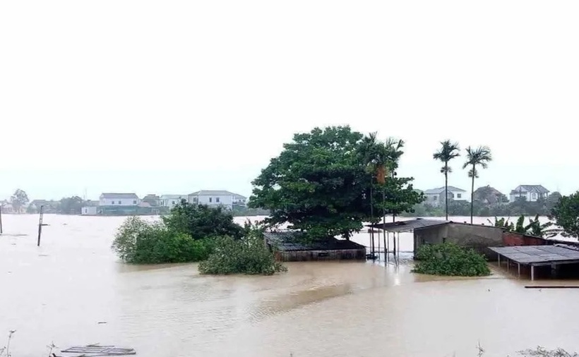 Dự báo hôm nay (25/5), miền Bắc tiếp tục có mưa nhưng giảm về cường độ, trời chỉ còn xuất hiện các đợt mưa rải rác, gián đoạn. Dự báo miền Bắc sẽ có hai ngày 26-27/5 ít mưa, nắng gián đoạn. Cũng trong hôm nay, do ảnh hưởng của không khí lạnh, miền Bắc duy trì nền nhiệt khá thấp, nhiệt độ cao nhất chỉ từ 25-27 độ, thấp nhất từ 21-23 độ, vùng núi dưới 20 độ.
