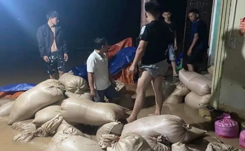 Ngoài các xã: Cẩm Mỹ, Cẩm Duệ nằm sát hồ Kẻ Gỗ bị ngập sâu thì một số xã như: Cẩm Quan, Cẩm Thịnh, Cẩm Thạch... cũng bị ngập lụt cục bộ. Ngay trong đêm, Ban Chỉ huy PCTT&TKCN huyện Cẩm Xuyên đã phát đi các bản tin cảnh báo đến người dân và chỉ đạo các xã ở vùng ngập lụt, sạt lở đất triển khai các biện pháp đảm bảo an toàn.