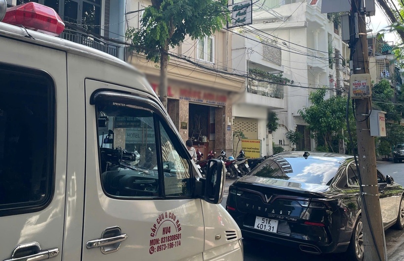 Xe cấp cứu đến hiện trường đưa thi thể người đàn ông về nhà xác ở quận Bình Tân để làm các thủ tục liên quan. (Ảnh: Dân Việt)