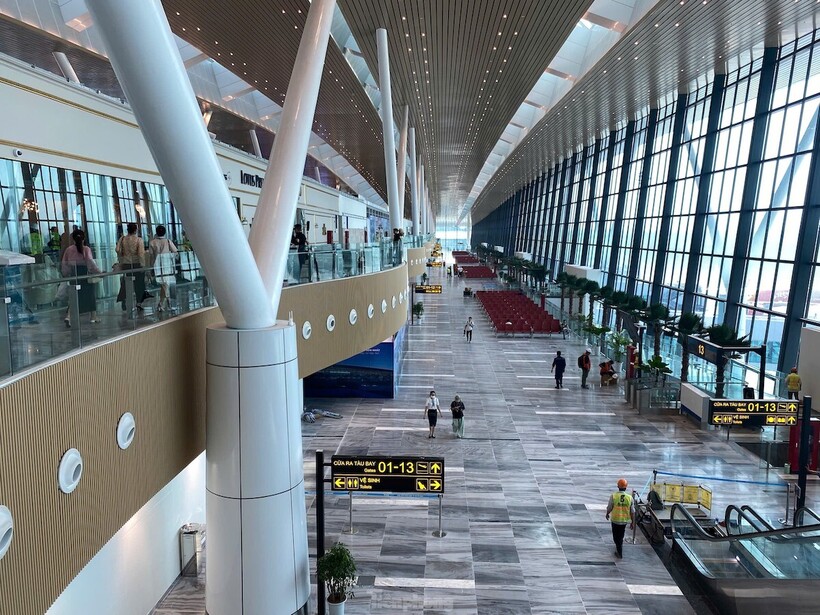 Khu vực sảnh chờ ra cửa khởi hành của nhà ga T3 Tân Sơn Nhất