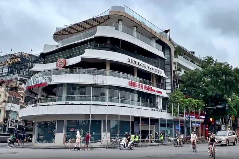 Tòa nhà "hàm cá mập" được dựng hàng rào, quây tôn để phục vụ công tác phá dỡ. (Ảnh: Thanh niên)