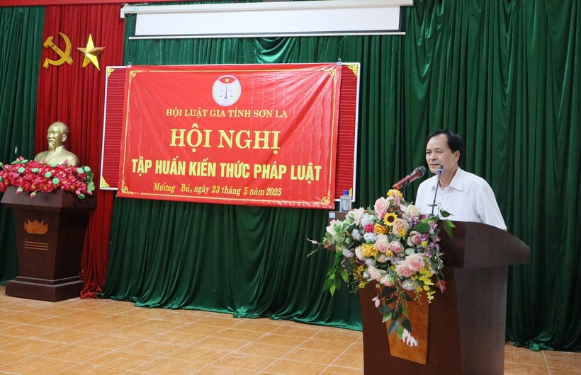 Ông Quàng Hùng – Phó Chủ tịch Hội Luật gia tỉnh Sơn La phát biểu tại hội nghị tổ chức tại xã Mường Bú (huyện Mường La, tỉnh Sơn La).