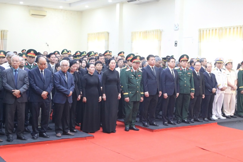 Các đồng chí lãnh đạo, nguyên lãnh đạo Tỉnh ủy, HĐND, UBND, UBMTTQ tỉnh Quảng Ngãi; đại diện các cấp ủy Đảng, chính quyền mặt trận, các cơ quan, ban, ngàn, đoàn thể tại tỉnh Quảng Ngãi.