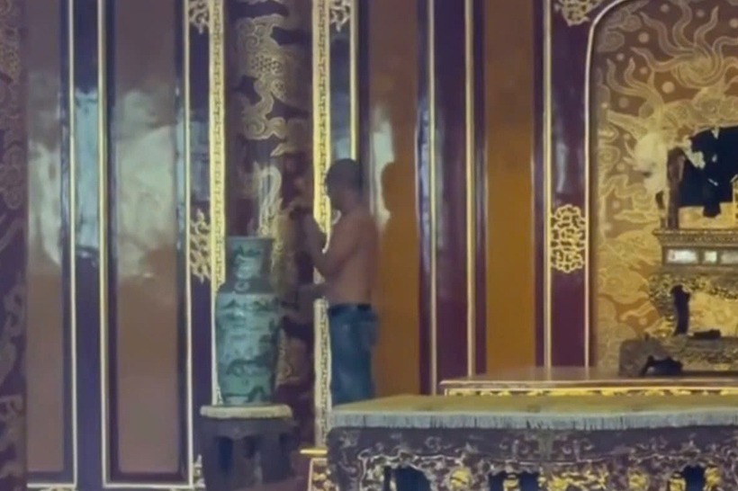 Người đàn ông ngồi trên ngai vua trong Đại nội Huế có biểu hiện bất thường. Ảnh: Tạp chí Tri Thức.