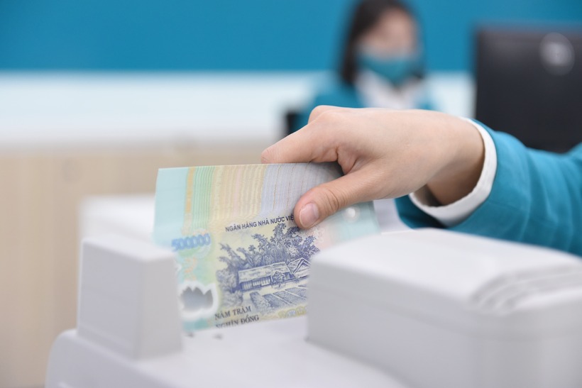 Việc ngân hàng ép khách hàng mua bảo hiểm để được giải ngân vay vốn là một hành vi vi phạm nghiêm trọng các quy định của pháp luật hiện hành tại Việt Nam.