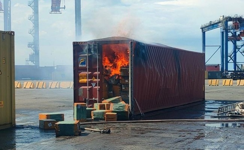 Container tại cảng Odessa bốc cháy sau đòn tấn công của Nga. (Ảnh: RBC Ukraine)
