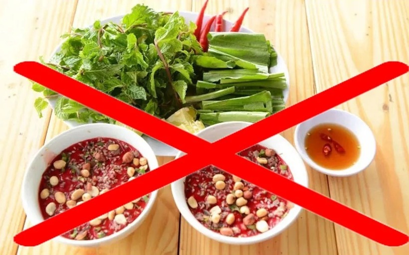 Để phòng chống bệnh sán lá gan, tiết canh là một trong những món không nên ăn. Ảnh minh hoạ.