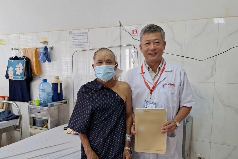 Sau phẫu thuật, bệnh nhân tỉnh táo, ăn uống tốt và đang được điều trị, chăm sóc tại bệnh viện. Ảnh: Dân Trí