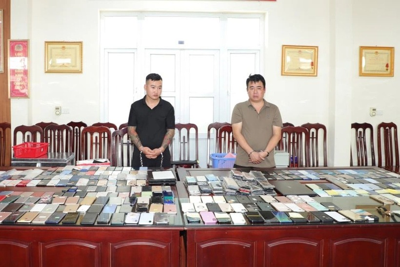 Đối tượng Nguyễn Văn Hùng và Nguyễn Duy Phương tại cơ quan cảnh sát điều tra. (Ảnh: Công an Hà Nam)