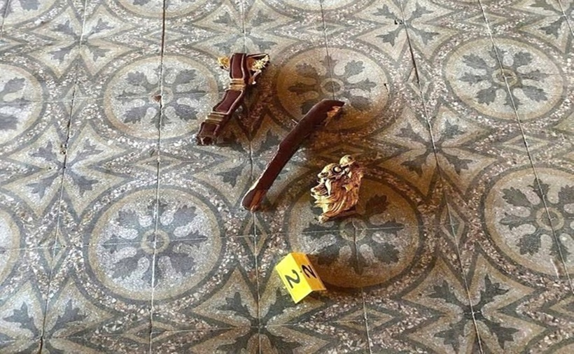 Những phần cấu kiện của chiếc ngai vàng đã bị đối tượng Tâm phá hỏng, gãy rời ra khỏi hiện vật. (Ảnh: Tiền phong)