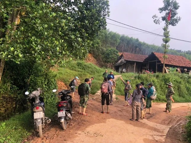 Chính quyền huy động lực lượng chức năng và hầu hết người dân trong làng tham gia tìm kiếm anh Hiệu. (Ảnh: Tiền phong)