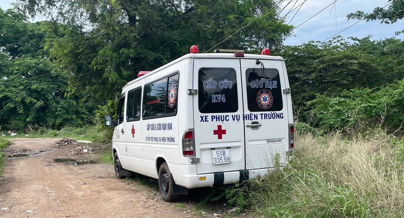 Thi thể người phụ nữ được người dân phát hiện bên trong khu nghĩa trang Bình Hưng Hòa. (Ảnh: Thanh niên)
