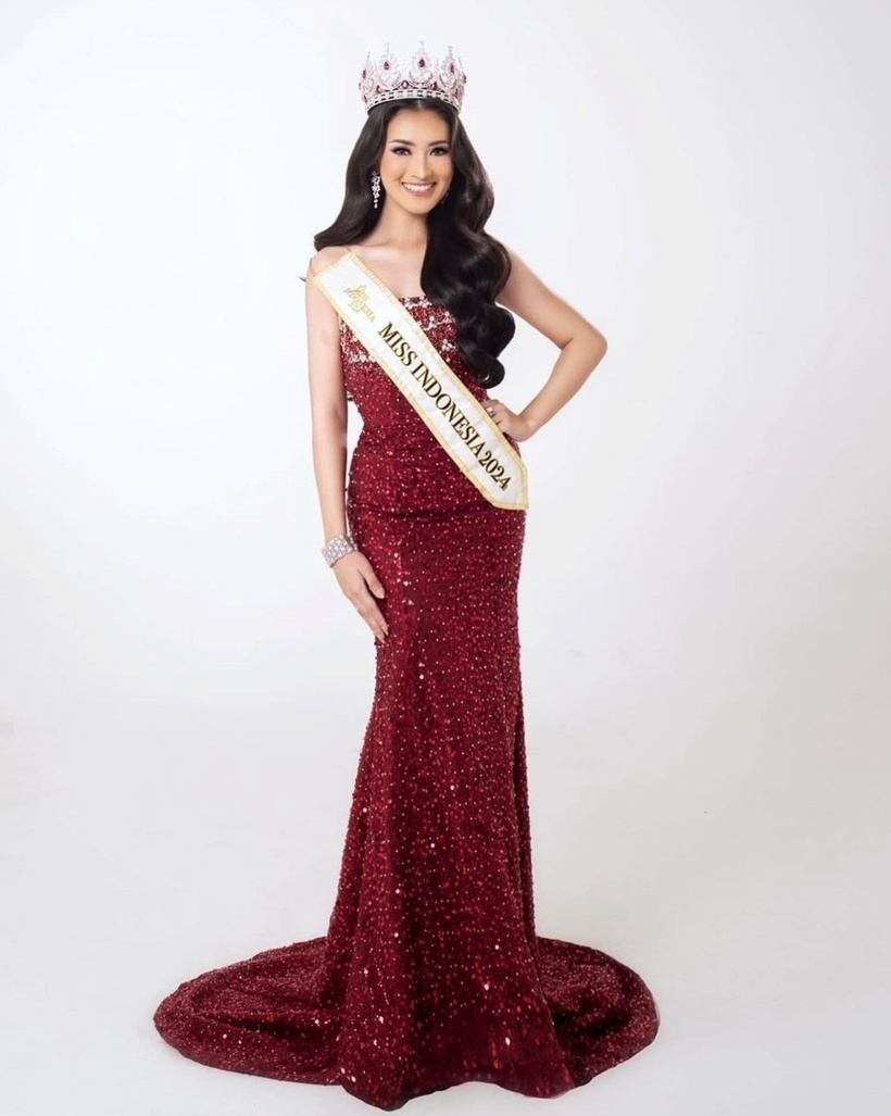Người thứ hai được vào thẳng top 40 Miss World 2025 là Monica Kezia Sembiring – đại diện Indonesia, với chiến thắng trong phần thi Hoa hậu Tài năng. Người đẹp 22 tuổi đang theo học ngành Kỹ thuật Hóa học tại một trường đại học ở Indonesia. Cô từng giành vương miện cuộc thi Hoa hậu Indonesia 2024 vào tháng 8/2024.