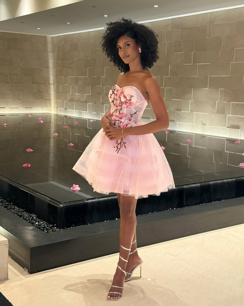 Aurélie Joachim – đại diện Martinique, giành chiến thắng phần thi Top Model của khu vực châu Mỹ và Caribe. Người đẹp 27 tuổi sở hữu chiều cao 1,79m, là người mẫu và là cựu vận động viên thể thao ở Martinique. Người đẹp có mái tóc xù ấn tượng và hình thể khoẻ khoắn, săn chắc. Người đẹp Martinique được đánh giá là thí sinh có nhiều kinh nghiệm thi sắc đẹp, có khả năng gây bất ngờ ở chung kết Miss World 2025.