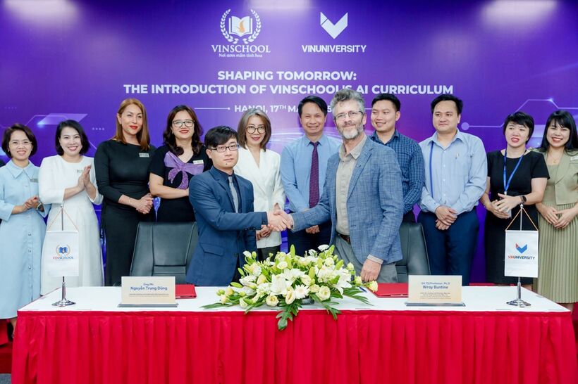 Ông Nguyễn Trung Dũng - Giám đốc Chương trình & Đảm bảo Chất lượng Giáo dục Hệ thống giáo dục Vinschool và Giáo sư Wray Buntine – Giám đốc Chương trình Khoa học Máy tính Đại học VinUni tại Lễ Công bố triển khai Chương trình Trí tuệ Nhân tạo.