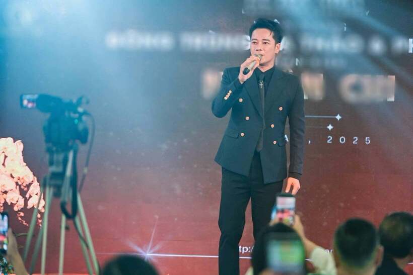 Ca sĩ Anh Quân Idol "chiêu đãi" khán phòng bằng bản hit "E là không thể" và "Vô tư".