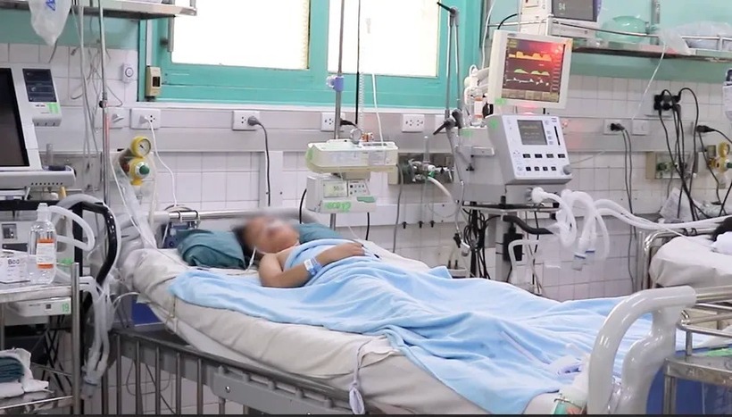 Sau 4 ngày điều trị tích cực, bé M. đã được cai máy thở, tỉnh táo, có thể đáp lại y lệnh từ bác sĩ. Ảnh: PLO.