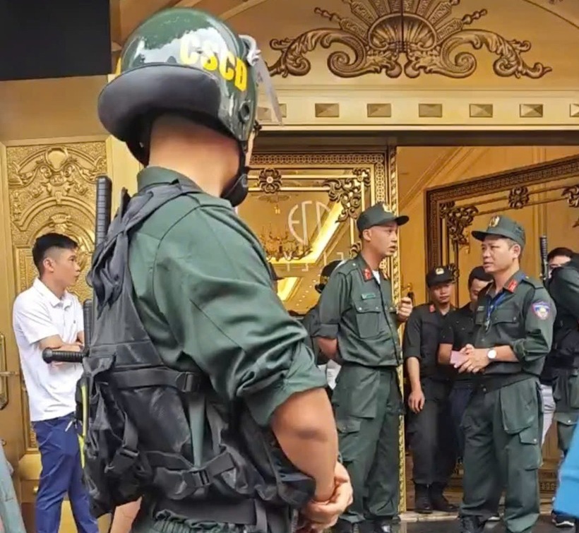 Cửa ra vào của ngôi nhà trên đường Lê Hoàn có rất đông cảnh sát cơ động trấn giữ.