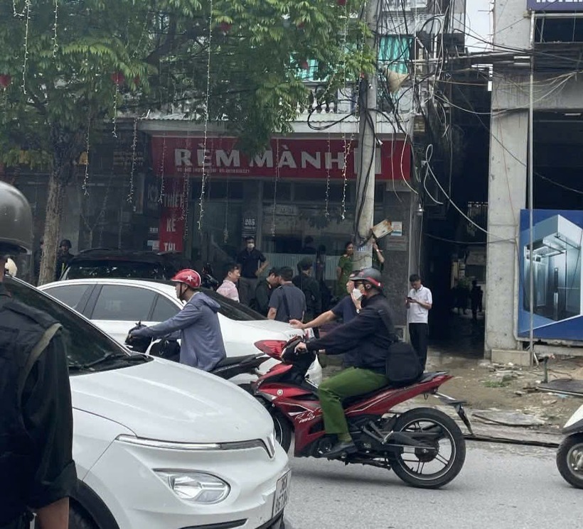 Một ngôi nhà trên đường Trường Thi, phường Điện Biên bị cảnh sát khám xét.