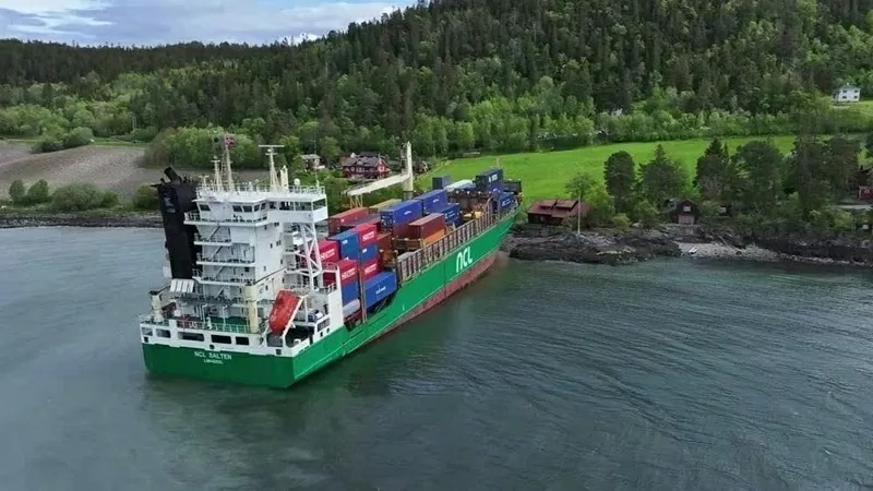 Cảnh sát Na Uy đang điều tra nguyên nhân khiến con tàu chở container dài 135m mắc cạn ở khu dân cư. Ảnh: NRK