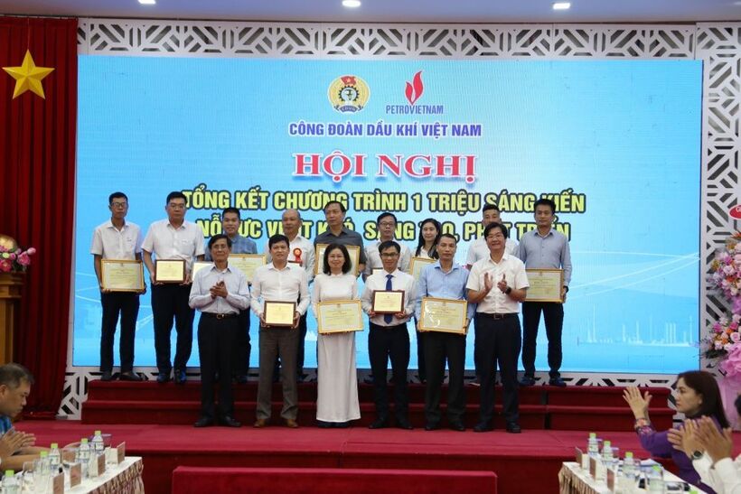 Công đoàn PV Power nhận khen thưởng với thành tích hoàn thành xuất sắc hưởng ứng Chương trình 1 triệu sáng kiến.