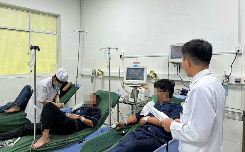 Bác sĩ Bệnh viện Đa khoa Thống Nhất khám sức khỏe cho 3 bệnh nhân đang được theo dõi, cấp cứu tại bệnh viện sáng 26/5. (Ảnh: Báo Đồng Nai)