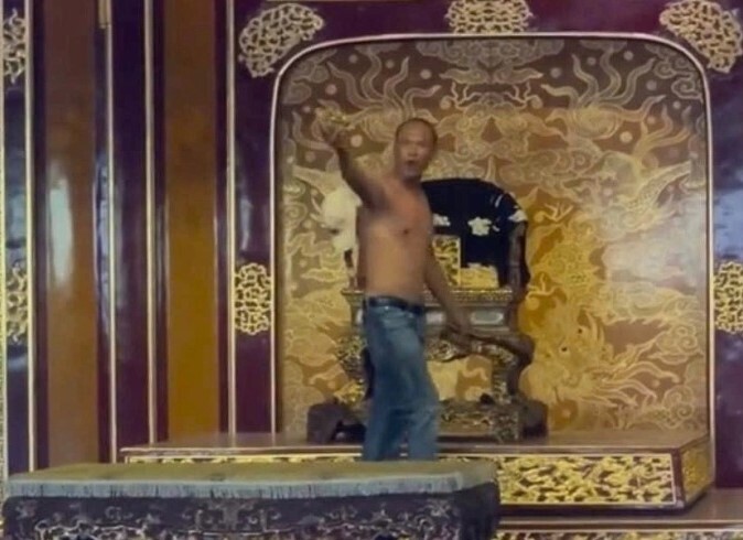 Hồ Văn Phương Tâm ở trần, có biểu hiện bất thường sau khi bẻ gãy ngai vàng triều Nguyễn. Ảnh: VnExpress