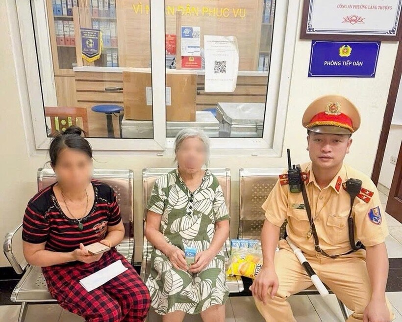 Người thân đến đón cụ tại trụ sở cơ quan Công an.