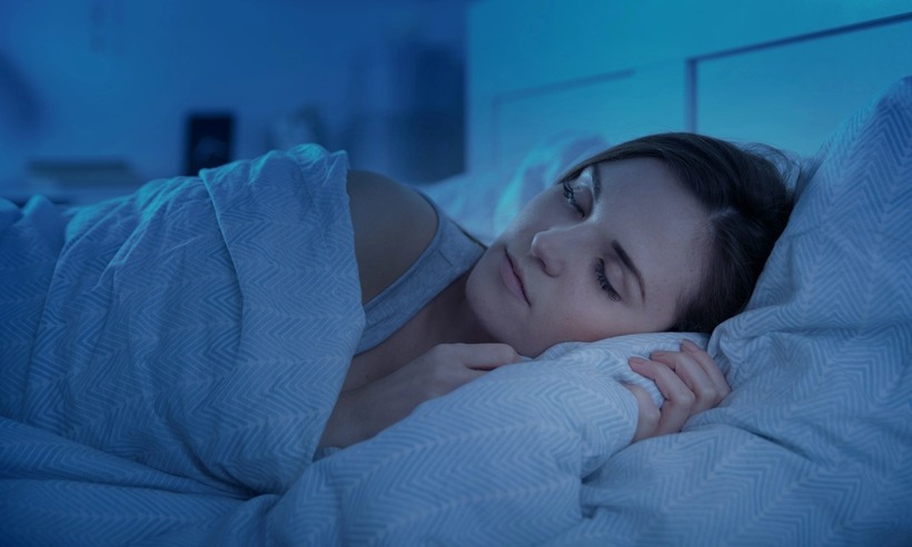 Để ngủ nhanh hơn, các chuyên gia giấc ngủ khuyên bạn nên thực hành các kỹ thuật thở, tưởng tượng, thư giãn và giãn cơ. Ảnh minh họa.