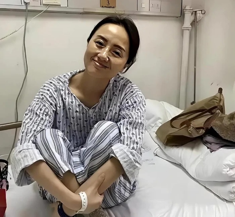 Dù sắc mặt xanh xao, Chu Viên Viên vẫn gắng gượng nở nụ cười, giữ vững tinh thần lạc quan. Ảnh: 163